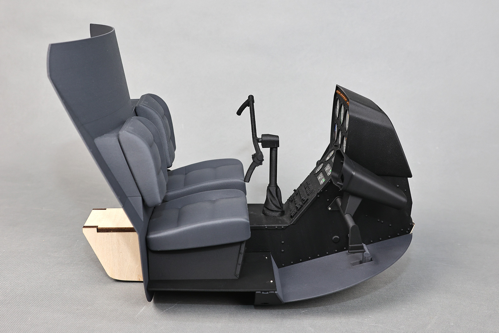 R22 座舱像真件 R22001(图4)